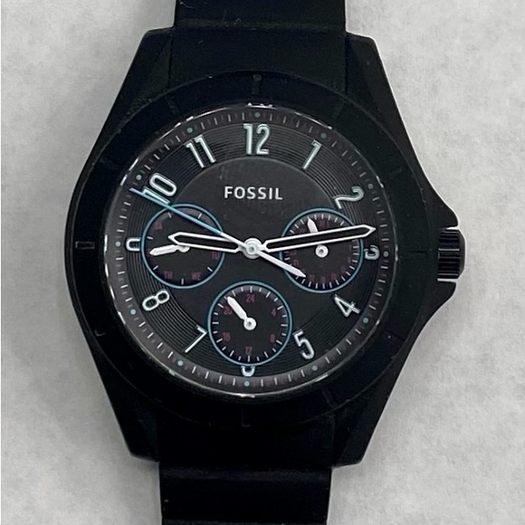 Women’s Fossil watch with black rubber band. - Picture 4 of 6